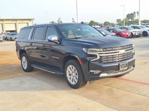 Used 2024 Chevrolet Suburban Premier w/ Premium Package RWD image 4