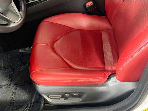 Used 2018 Toyota Camry XSE image 18