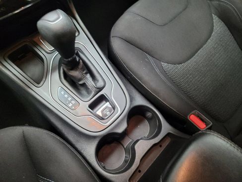 Used 2020 Jeep Cherokee Latitude FWD image 26