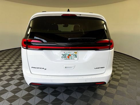 Used 2025 Chrysler Pacifica Limited FWD image 6