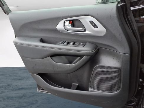 Used 2025 Chrysler Pacifica Limited FWD image 29