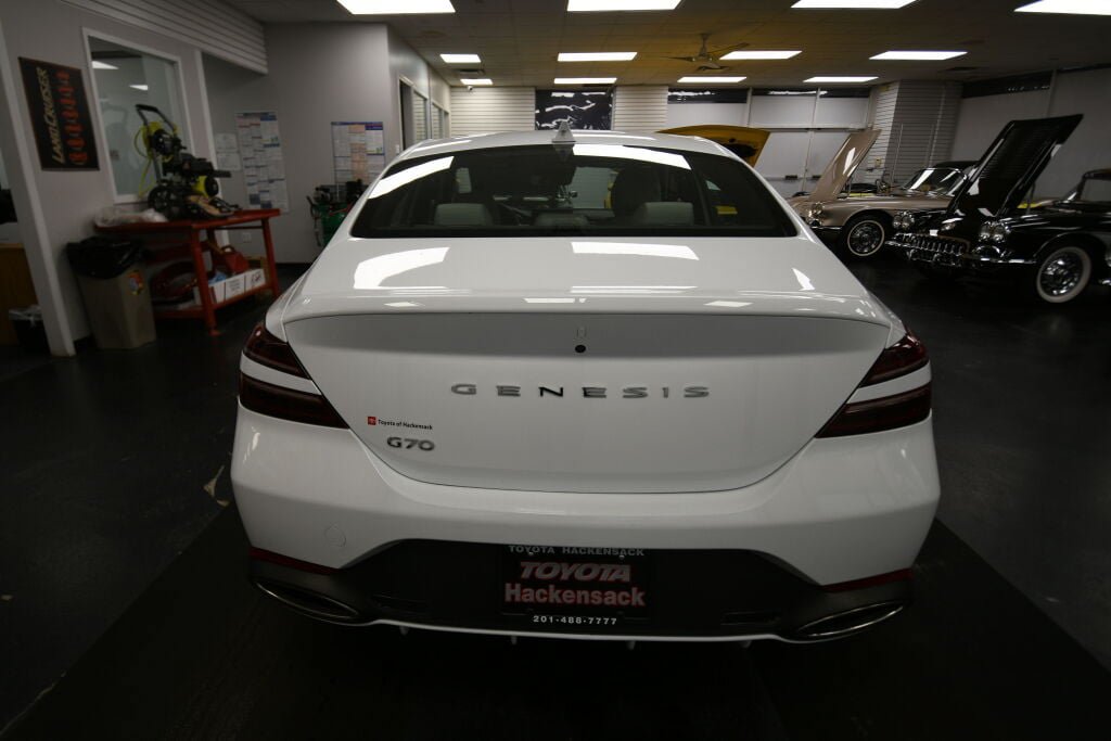 Used 2025 Genesis G70 2.5T image 7