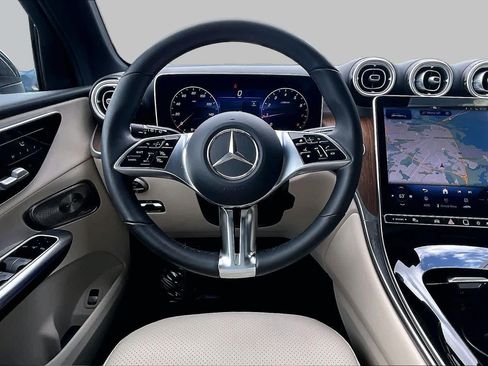 Used 2025 Mercedes-Benz GLC 300 image 6