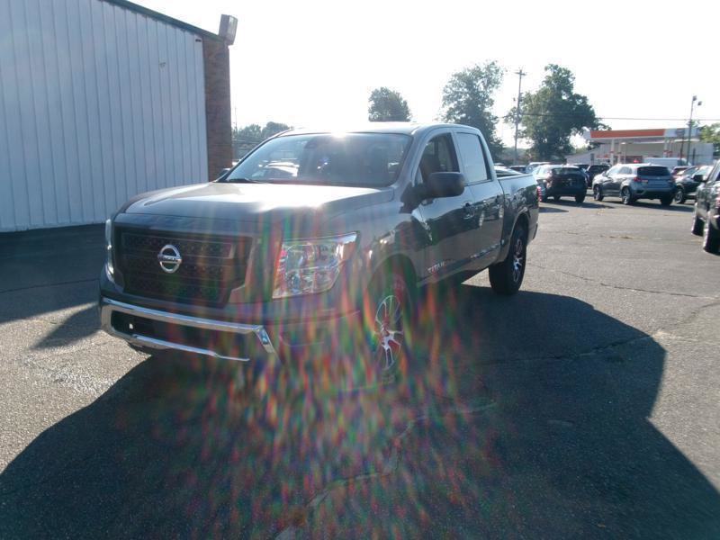 Used 2022 Nissan Titan SV RWD image 2