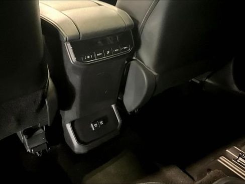 Used 2021 Toyota Highlander XLE AWD/4WD image 10