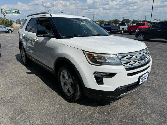 Used 2018 Ford Explorer XLT w/ Equipment Group 201A FWD image 4
