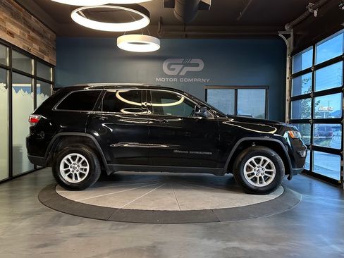 Used 2019 Jeep Grand Cherokee Laredo w/ Security & Convenience Group AWD/4WD image 2
