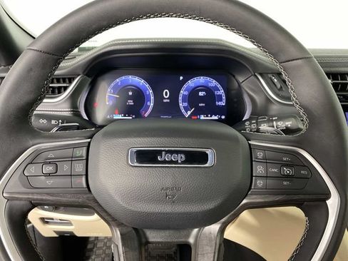 Used 2025 Jeep Grand Cherokee Limited w/ Luxury Tech Group II AWD/4WD image 18