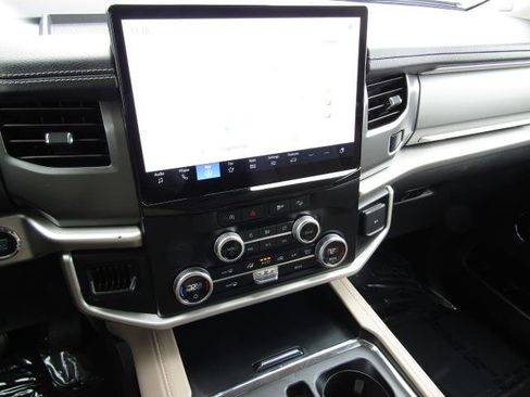 Used 2024 Ford Expedition XLT image 12