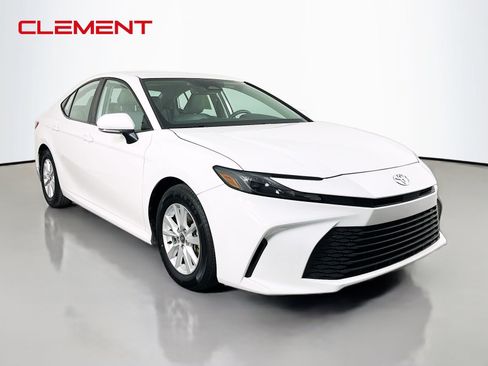 Used 2025 Toyota Camry LE w/ Convenience Package FWD image 4