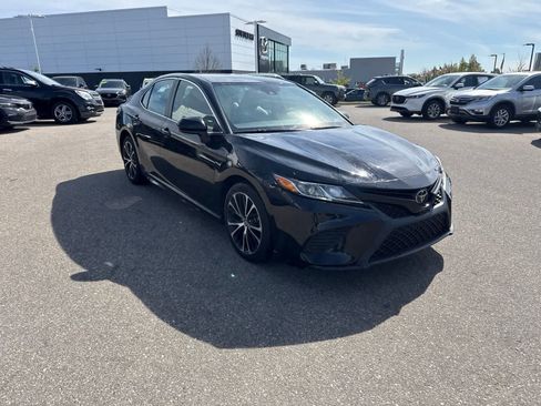 Used 2019 Toyota Camry SE FWD image 3