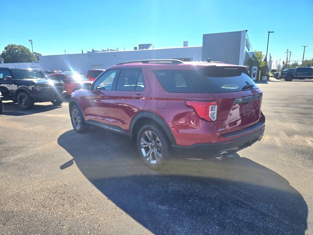 Certified 2024 Ford Explorer XLT w/ Equipment Group 202A AWD/4WD image 3