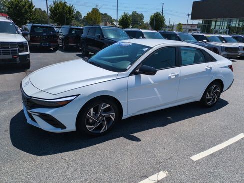 Used 2025 Hyundai Elantra Sport FWD image 3