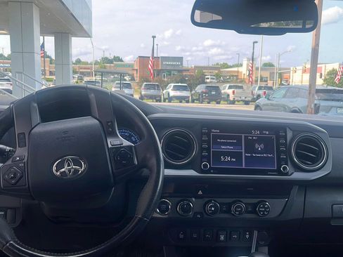 Used 2020 Toyota Tacoma TRD Off-Road w/ Technology Package AWD/4WD image 11