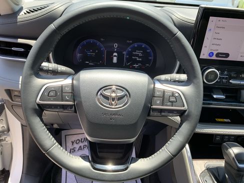 Used 2023 Toyota Highlander Limited FWD image 14