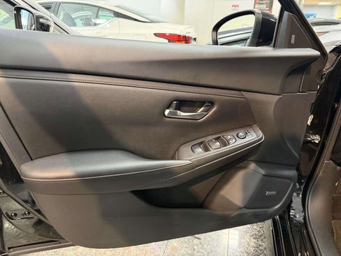 Used 2023 Nissan Sentra SR w/ SR Premium Package FWD image 4