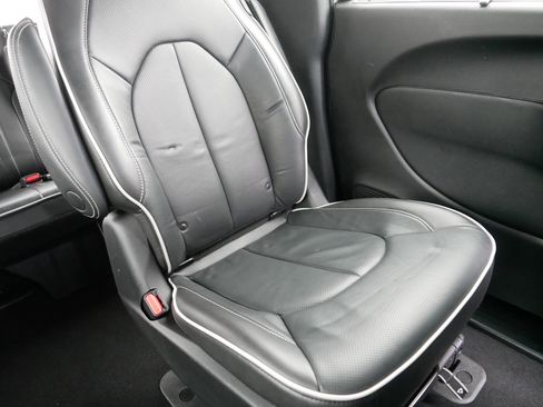 Used 2021 Chrysler Pacifica Limited w/ Uconnect Theater Family Group image 14