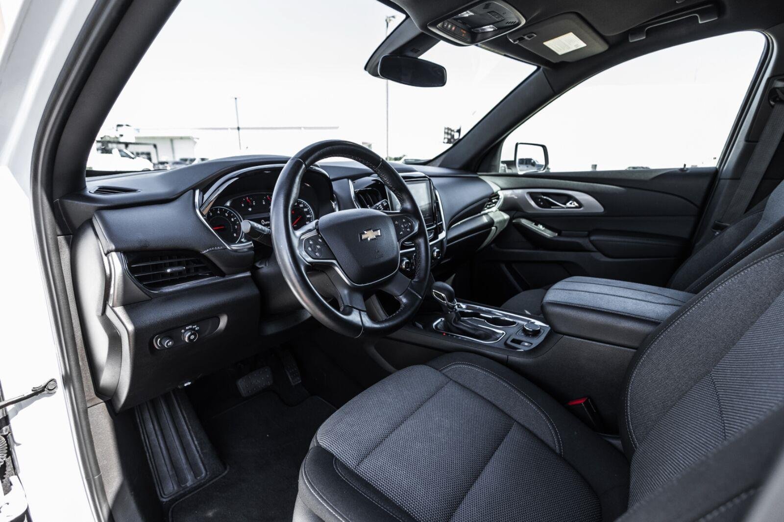 Used 2023 Chevrolet Traverse LT FWD image 2