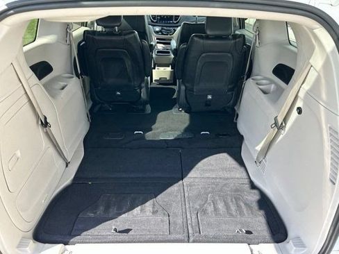 Used 2023 Chrysler Pacifica Touring-L FWD image 46