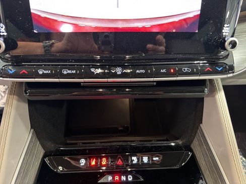 Used 2024 Jeep Wagoneer Series II w/ Flexible Seating Group image 40