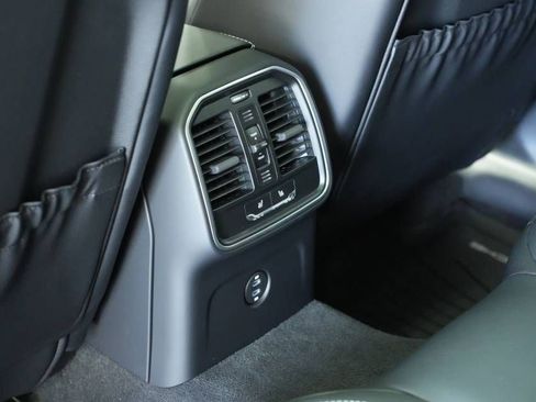 Certified 2025 Porsche Macan AWD/4WD image 26