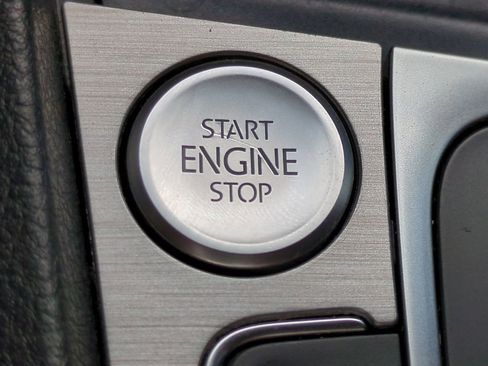 Used 2016 Volkswagen Golf Limited Edition image 28