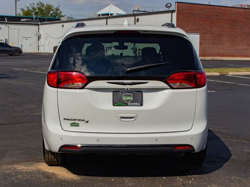 Used 2020 Chrysler Pacifica Touring-L Plus w/ S Appearance Package FWD image 8