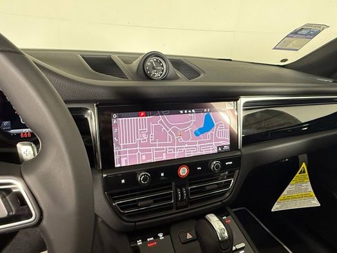 Certified 2025 Porsche Macan 2.0T image 41