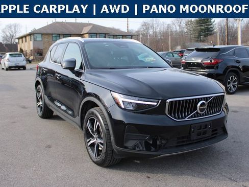 Used 2025 Volvo XC40 B5 Core image 2