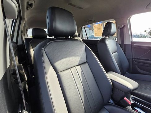 Used 2023 Volkswagen Tiguan SE image 11
