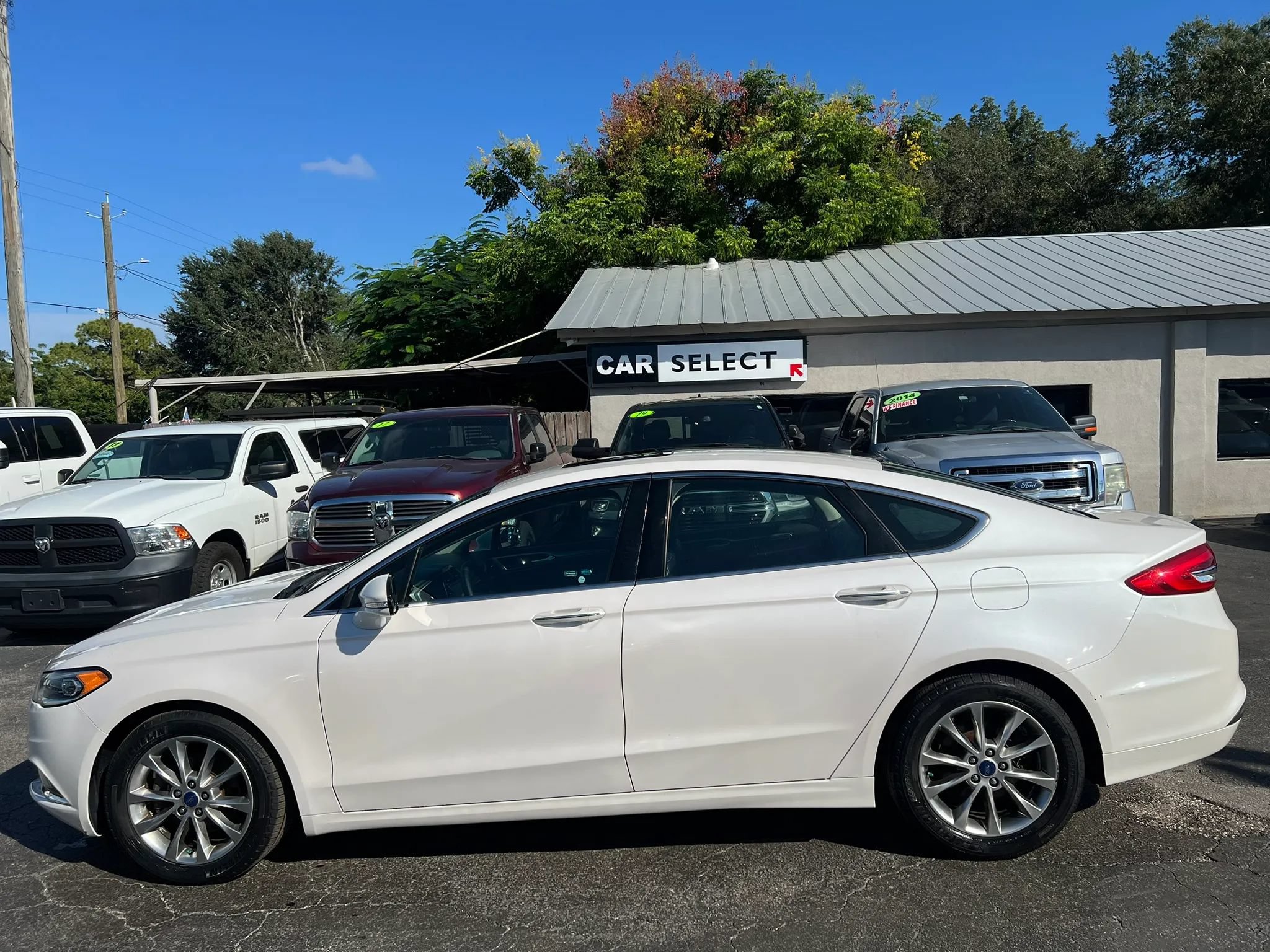 Used 2017 Ford Fusion SE w/ Fusion SE Technology Package FWD image 8