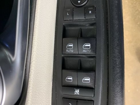 Used 2020 Chrysler Pacifica Touring w/ Advanced Safetytec Group FWD image 18