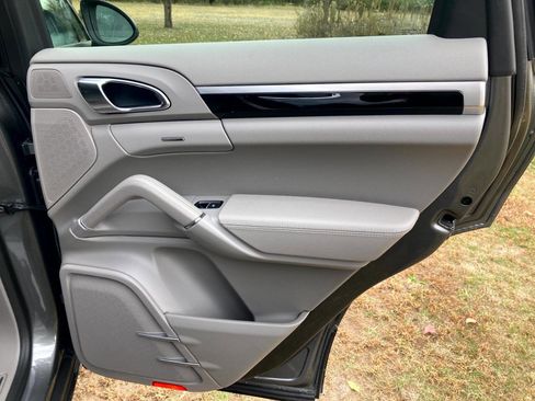 Used 2014 Porsche Cayenne image 24