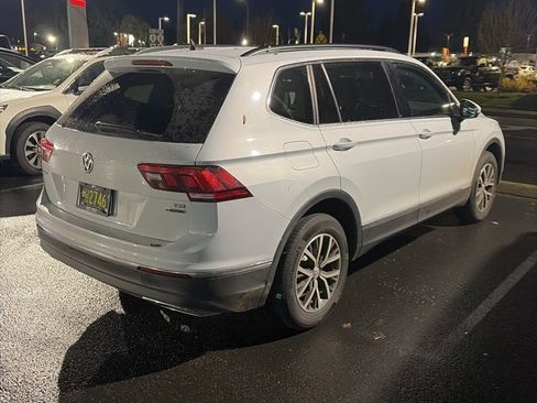 Used 2018 Volkswagen Tiguan SE w/ Panoramic Sunroof Package image 3