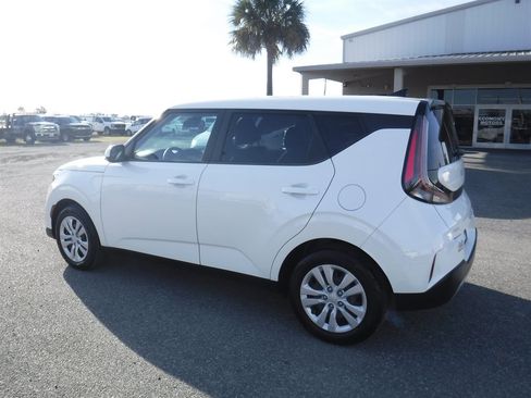 Used 2023 Kia Soul LX image 7