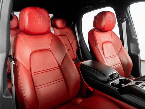 Used 2023 Porsche Cayenne Platinum Edition image 30