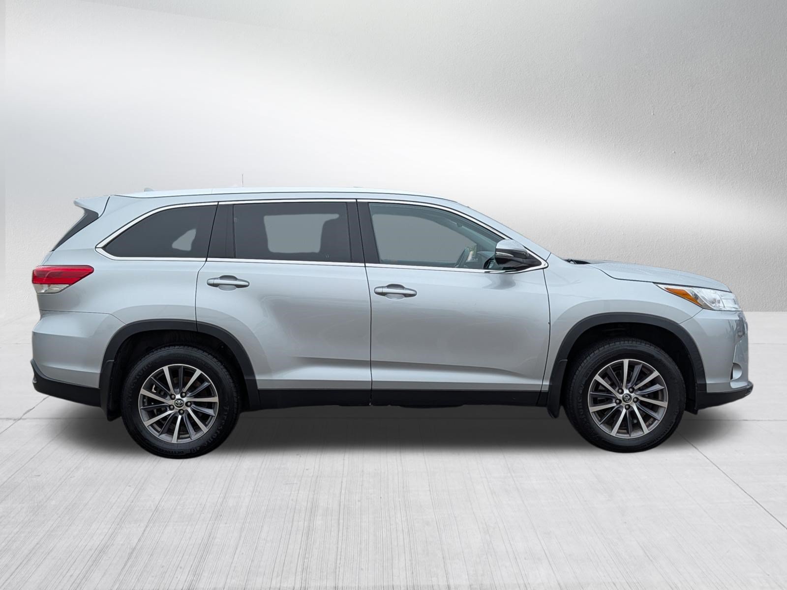 Used 2019 Toyota Highlander XLE AWD/4WD image 8