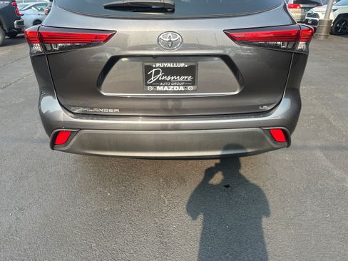 Used 2020 Toyota Highlander LE FWD image 24