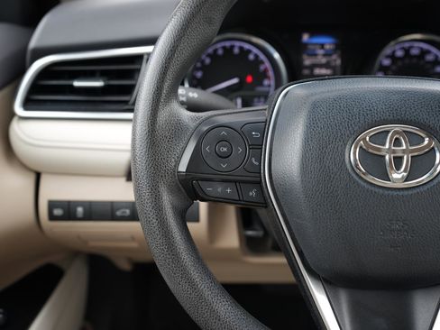 Used 2018 Toyota Camry LE FWD image 18