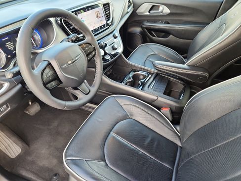 Used 2025 Chrysler Pacifica Limited FWD image 9