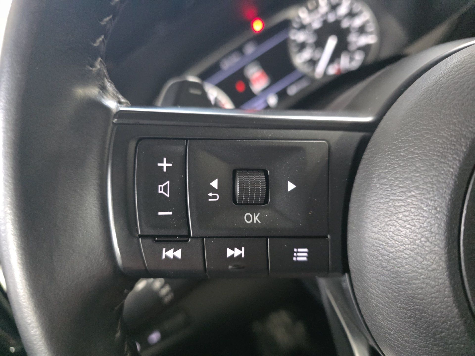 Used 2025 Nissan Pathfinder SV FWD image 17