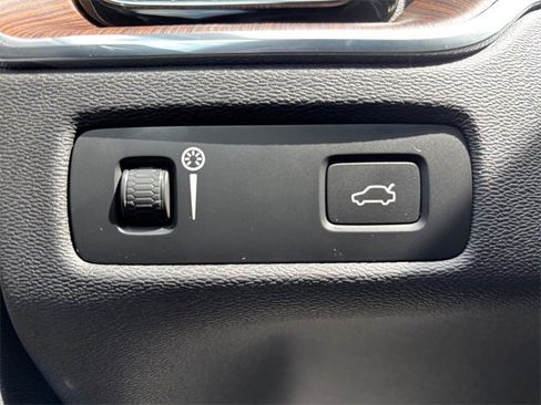 Used 2022 Volvo XC60 B5 Momentum w/ Advanced Package image 19