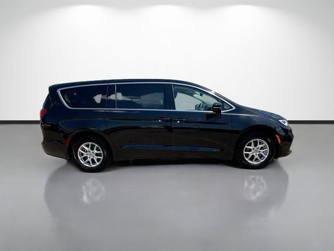Used 2024 Chrysler Pacifica Touring-L FWD image 2