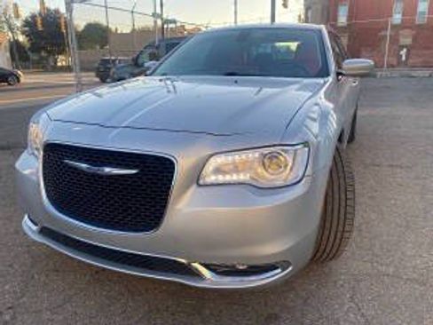 Used 2019 Chrysler 300 Touring w/ Driver Convenience Group RWD image 2