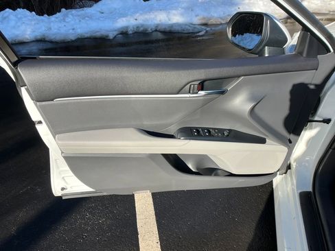 Used 2018 Toyota Camry LE image 10