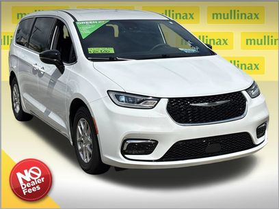 Used 2025 Chrysler Pacifica Select