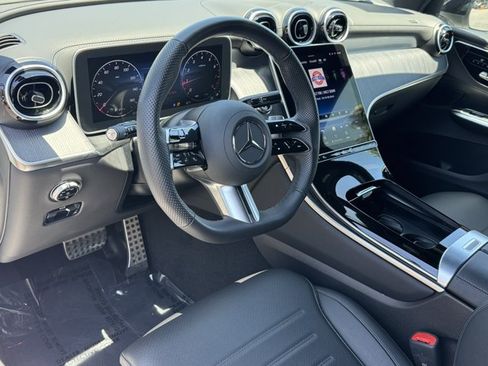 Used 2025 Mercedes-Benz GLC 300 4MATIC image 17