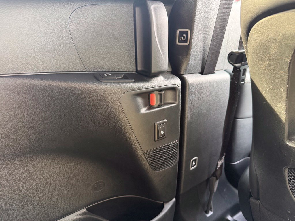 Used 2025 Chrysler Pacifica Limited FWD image 12