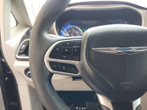 Used 2018 Chrysler Pacifica Touring Plus FWD image 15