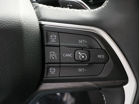 Used 2023 Jeep Grand Cherokee L Limited w/ Black Appearance Package image 25